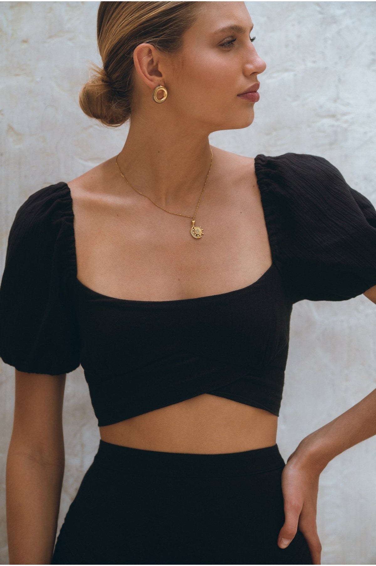 Kiana Linen Crop Top in black – view 3 | Salize