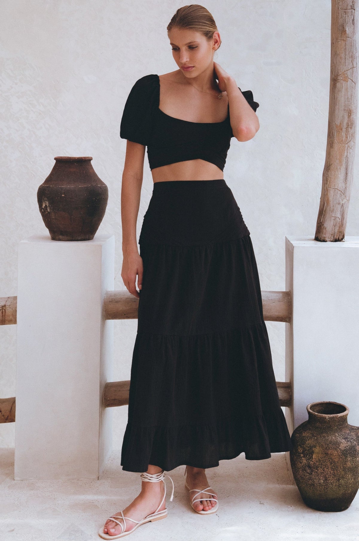 Kiana Linen Crop Top in black – view 2 | Salize