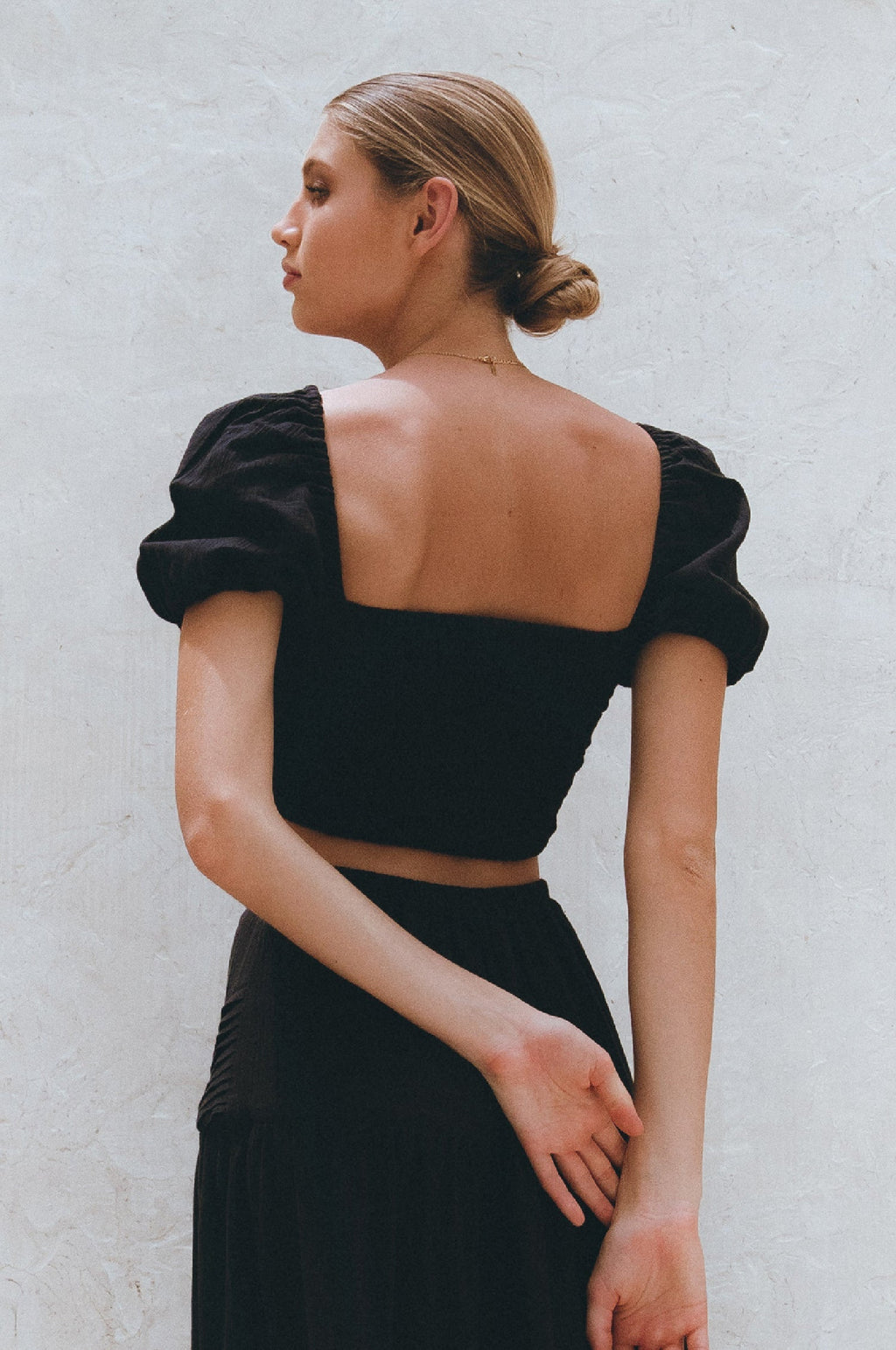 Kiana Linen Crop Top in black – view 5 | Salize